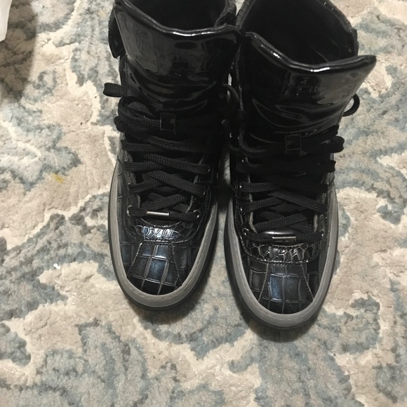 Shoe - Picture 2 of 3